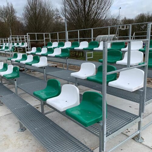 Modulaire sport- tribunes 75 Twee van onze mini tribunes naast elkaar, Stoelen groen-wit, gemonteerd op Stelcon-platen. Beide 39 zit plekken. Lengte ca 6,1 meter per tribune.